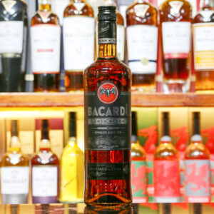 百加得黑朗姆酒是从发酵的糖蜜中蒸馏出来的，在酒桶中封存长达四年之久。百加得黑朗姆酒顾名思义，酒体是黑色的，用焦糖着色。如果你想调制一杯颜色深厚、味道浓郁的朗姆鸡尾酒，那么百加得黑朗姆酒是非常合适的选择。